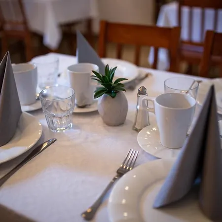 Huszárvár Kastélyszálló Hotel *