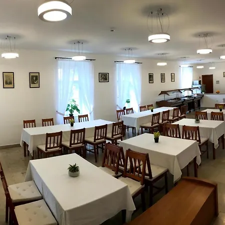 Huszarvar Kastelyszallo *