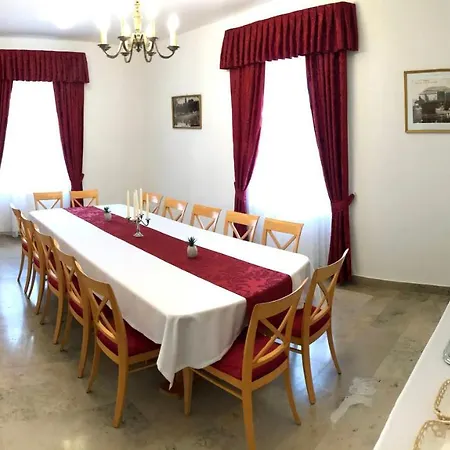 Huszárvár Kastélyszálló Hotel *