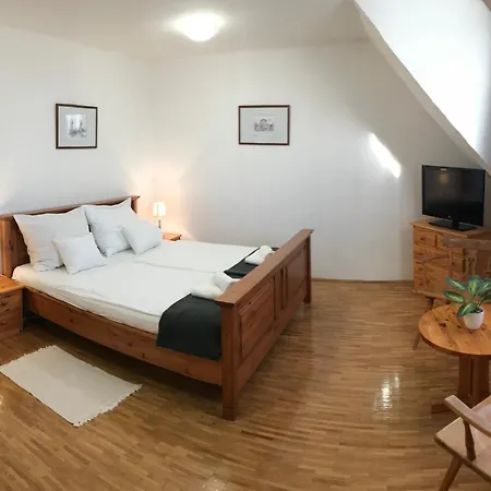 Huszarvar Kastelyszallo *
