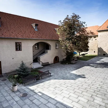 Huszarvar Kastelyszallo Hotel