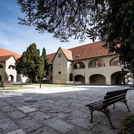 Huszarvar Kastelyszallo