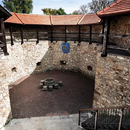 Huszarvar Kastelyszallo *