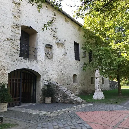Huszarvar Kastelyszallo Hotel *