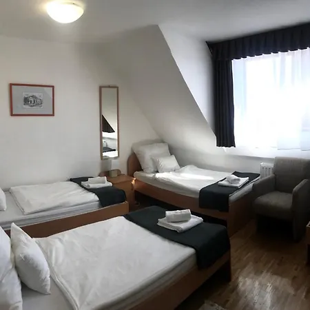 Huszárvár Kastélyszálló *