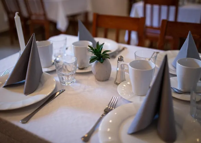 Huszarvar Kastelyszallo Hotel *