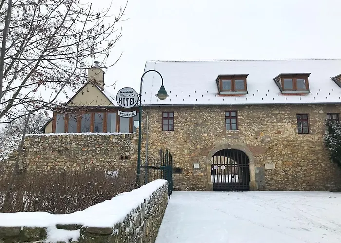 Huszarvar Kastelyszallo Szerencs