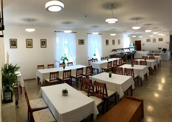 Huszarvar Kastelyszallo *