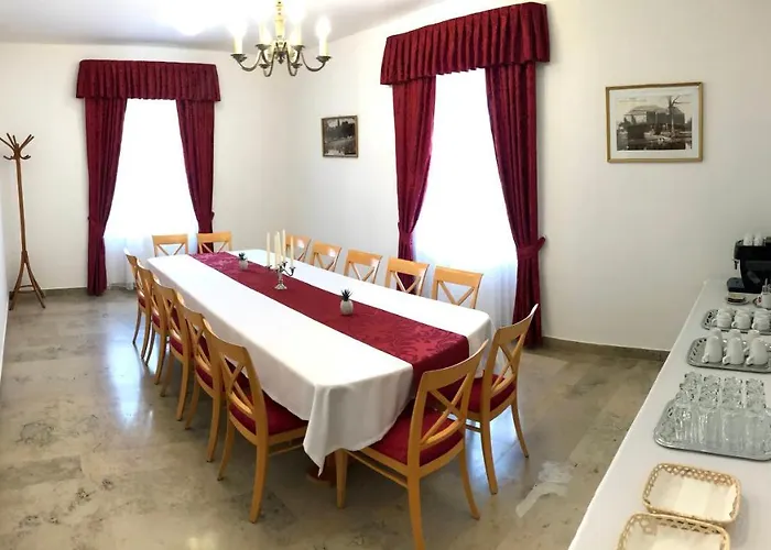 Huszarvar Kastelyszallo Hotel *