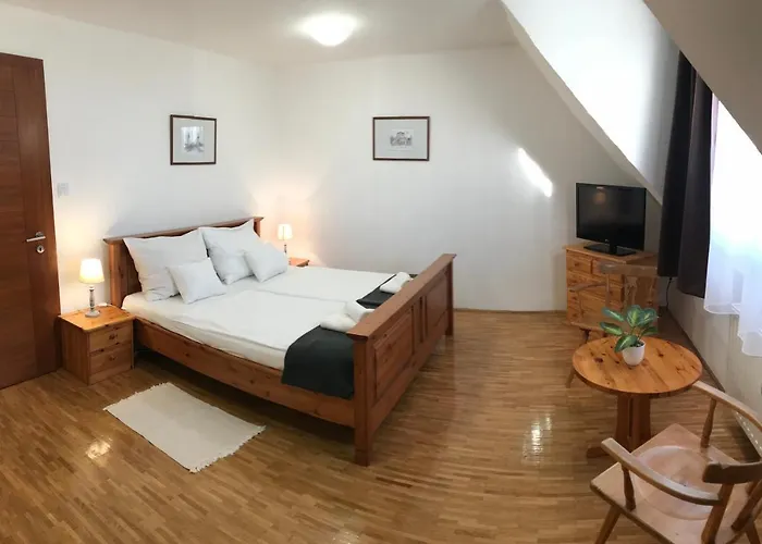 Huszarvar Kastelyszallo *