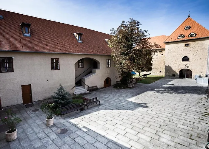 Huszarvar Kastelyszallo Hotel