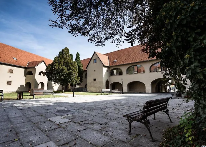 Huszarvar Kastelyszallo