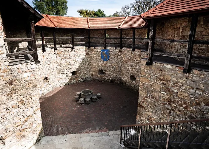 Huszarvar Kastelyszallo *