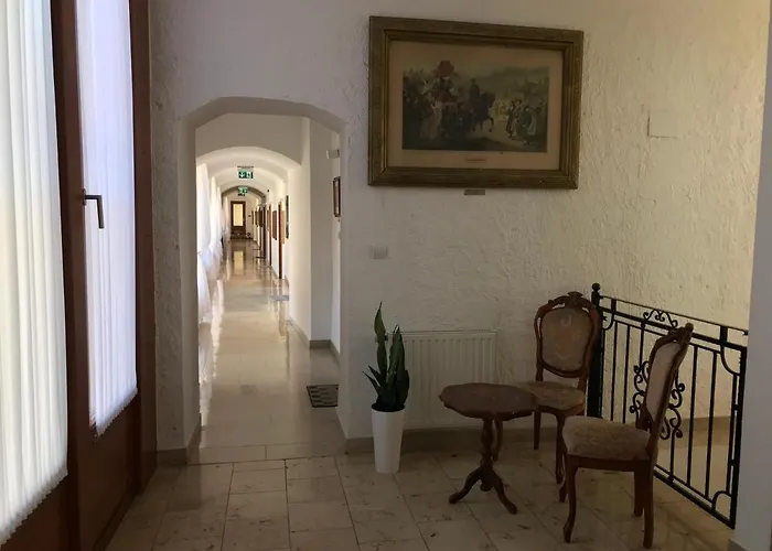 Huszarvar Kastelyszallo