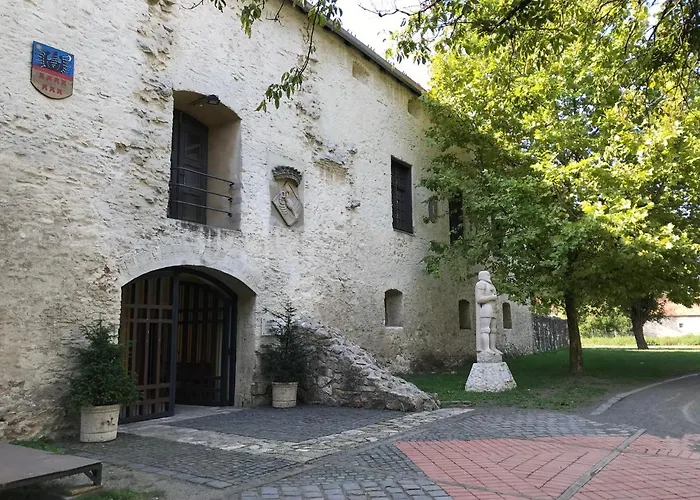 Huszarvar Kastelyszallo Hotel *